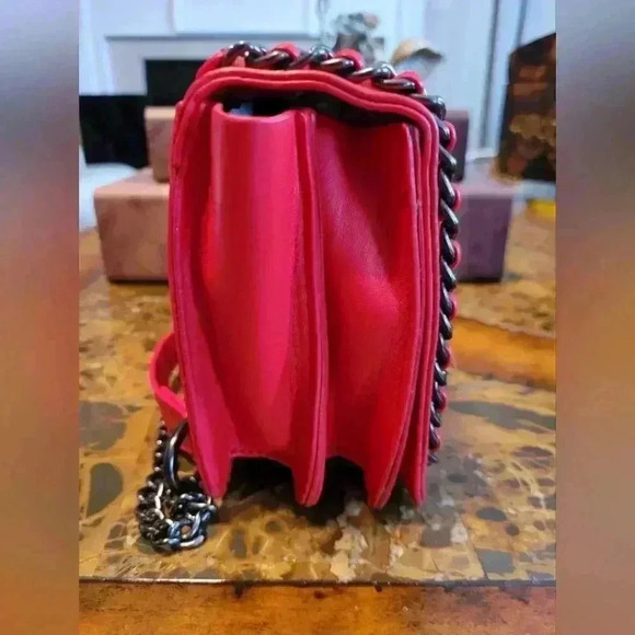 ⬆️⬆️LOW START 🛑Vegan Red leather with gun metal chain detail - Picture 4 of 7
